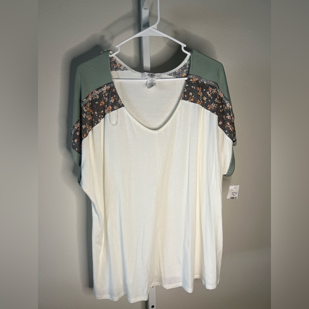 NWT Moa Moa V-Neck White Tee with Floral Print